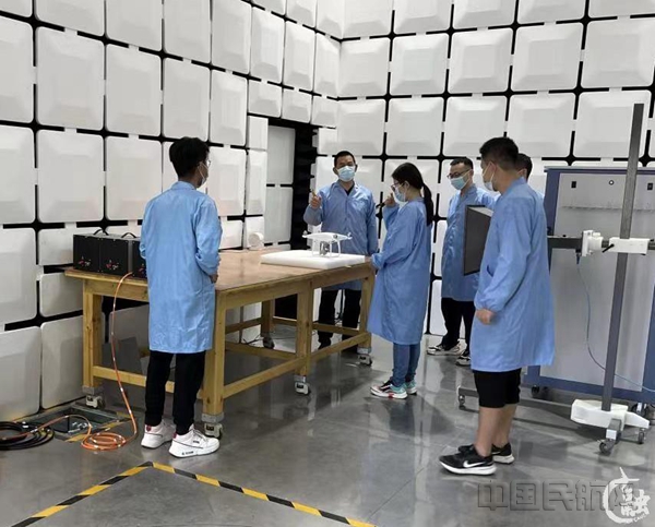 适航飞大楼实验室中,教师强调实验设备使用规范及实验室安全规定_副本.jpg 适航飞大楼实验室中,教师强调实验设备使用规范及实验室安全规定_副本.jpg