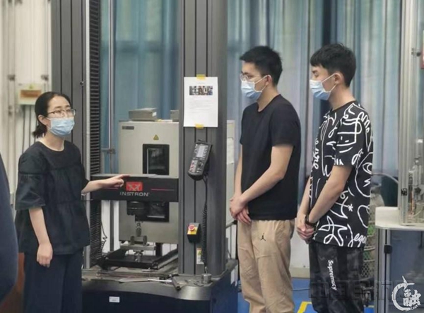 学生在教师指导下熟悉实验设备,开启新学期实验课程_副本.jpg 学生在教师指导下熟悉实验设备,开启新学期实验课程_副本.jpg