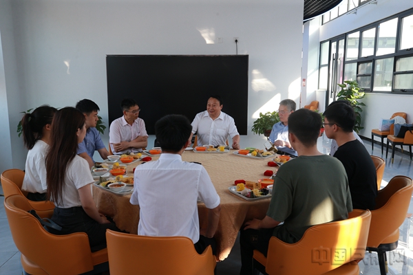 水印 2 早餐会上畅谈未来2.jpg