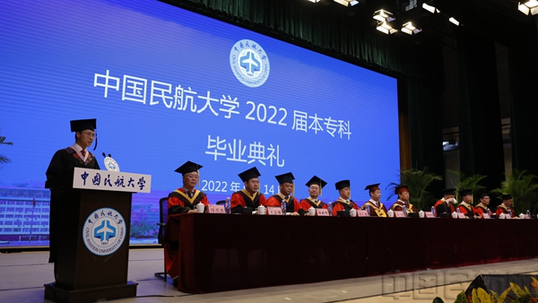 9 毕业生代表发言 摄影 魏小鹏.jpg