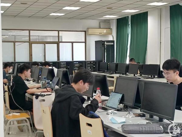 比赛现场 参赛选手认真答题.jpg