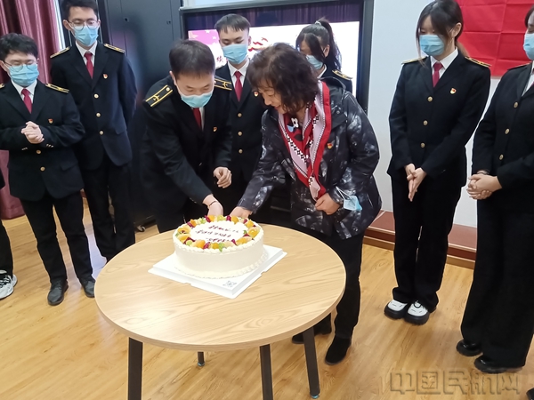 图一:刘敏作为党员前辈代表为大家送上美好祝愿5