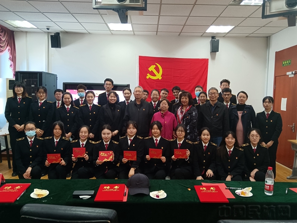 图五:党员前辈与支部全体党员合影14