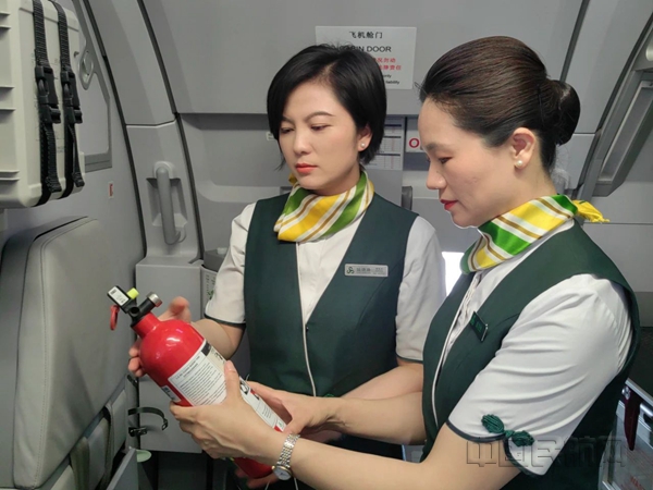 带教师傅(春秋航空客舱服务部质量标准处经理钱晓玲)培训讲解