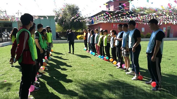 乌兰浩特机场蓝盾班组开展户外拓展活动(组图