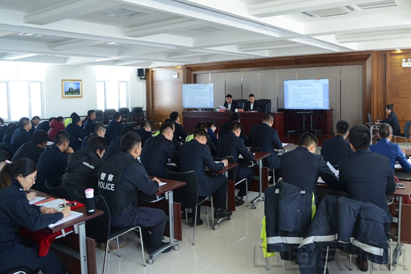 富蕴机场召开学习十九大报告暨安全部署工作会议 中国民航网 通讯员俞国瑞、薛洁 报道:11月15日,富蕴可可托海机场召开全员学习宣传贯彻教育大会,主要学习贯彻了党的十九大报告和机场集团近期多项安全生产、服务质量等会议工作部署内容。 会议现场 会上,首先将《决胜全面建成小康社会 夺取新时代中国特色社会主义伟大胜利-中国共产党第十九次全国代表大会报告学习解读》进行学习领会。会议指出,要牢牢把握党的十九大报告的主题,这个主题是整个新时代都要始终把握的纲领、高举的旗帜,是实现新时代中国共产党历史使命的总要求。要