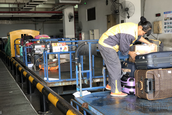 最美弯腰姐--三亚机场首位女行李分拣员邢福娥