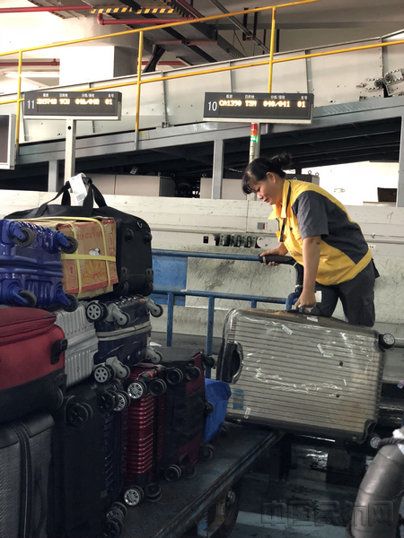 最美弯腰姐--三亚机场首位女行李分拣员邢福娥