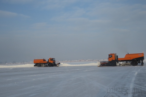05-02伊宁机场清雪车辆联合清雪.jpg