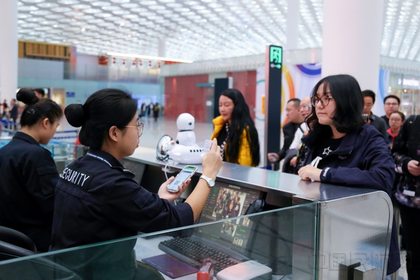 旅客在深圳机场可使用二维码过检登机 摄影：詹璐华.jpg