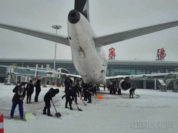 航空器下除冰 襄阳机场阳传启摄.jpg