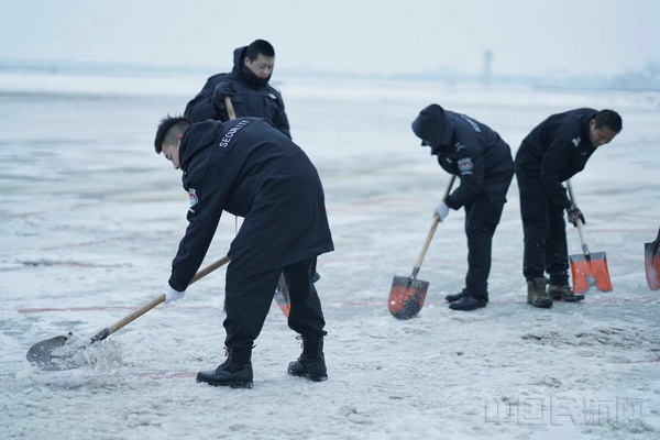 安检员除冰雪.jpg