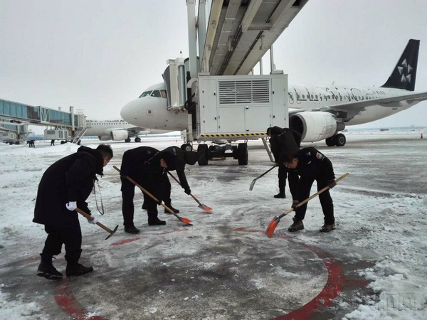 安检员除冰雪2.jpg