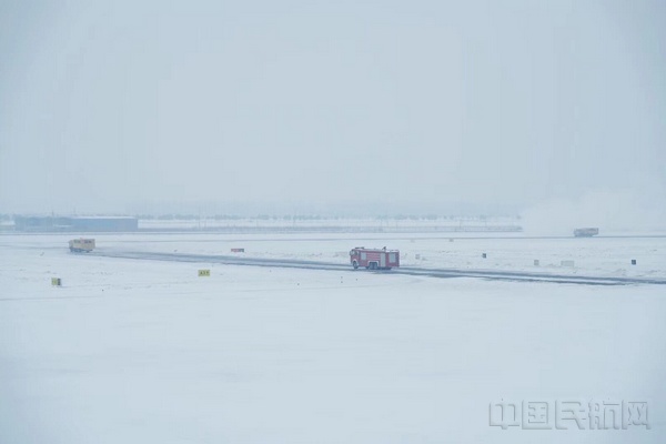 跑道除冰雪.jpg