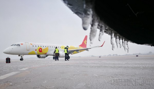 南昌机场冰雪保障（摄影：刘先清）.jpg