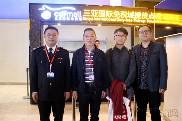 图2博鳌机场工作人员与第一名免税商品提货旅客合影.JPG