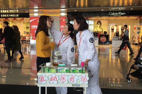 让爱流动:2018年春运期间美兰机场推出“流动医疗站”服务2_副本.jpg 让爱流动:2018年春运期间美兰机场推出“流动医疗站”服务2_副本.jpg