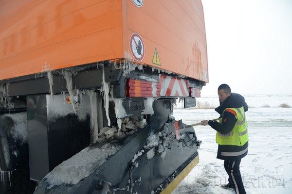 富蕴机场清除冰雪全力保障春节期间机场正常运行.JPG