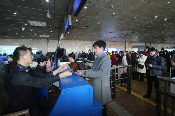迎返程高峰 哈尔滨机场客流量连破纪录(图)