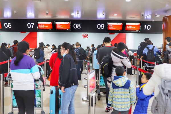 美兰机场值机处旅客有序排队.jpg 美兰机场值机处旅客有序排队.jpg