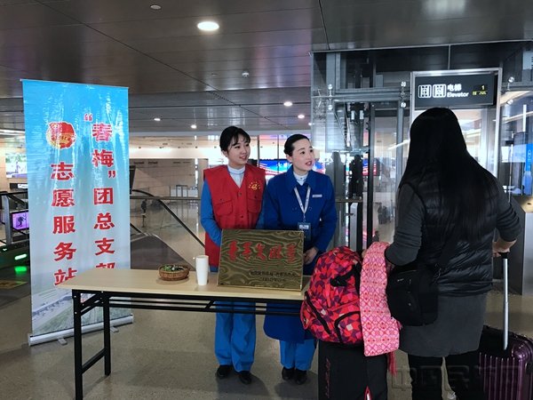 6全国青年文明号班组志愿服务站(黄婧摄).jpg