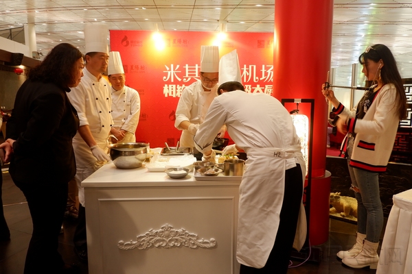 现场制作吸引旅客观看.jpg