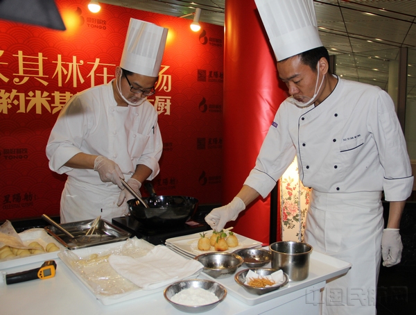 图为大厨现场制作点心.jpg