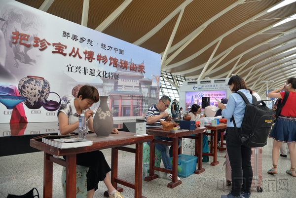 非遗传承人在浦东机场现场展示紫砂制作等各类高超手艺-摄影顾诗侃.jpg 非遗传承人在浦东机场现场展示紫砂制作等各类高超手艺-摄影顾诗侃.jpg