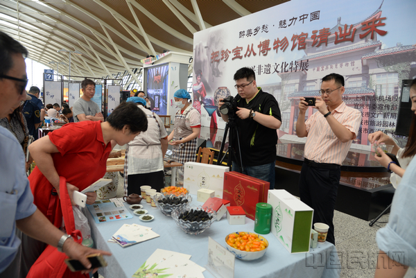 旅客近距离体验非遗展品-摄影顾诗侃.jpg 旅客近距离体验非遗展品-摄影顾诗侃.jpg