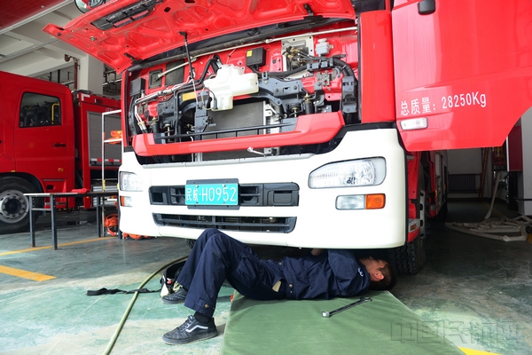 富蕴机场特种车辆检护自查确保运行安全 (1).jpg