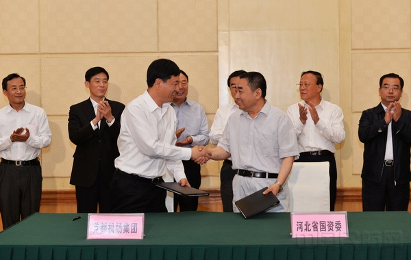 2015年5月20日,河北省国资委与首都机场集团公司签订《河北机场管理集团有限公司委托首都机场集团公司管理协议书》。.jpg 2015年5月20日,河北省国资委与首都机场集团公司签订《河北机场管理集团有限公司委托首都机场集团公司管理协议书》。.jpg