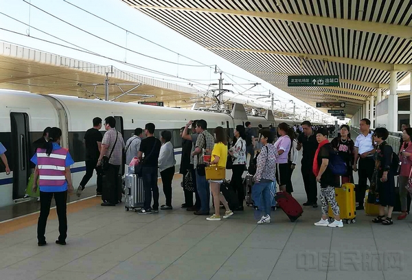 2018年1-4月,多式联运旅客达53.25万人次,同比增长92%。石家庄机场空铁联运累计运送旅客36万人次,同比增长90%。预计全年空铁联运旅客将突破100万。.jpg 2018年1-4月,多式联运旅客达53.25万人次,同比增长92%。石家庄机场空铁联运累计运送旅客36万人次,同比增长90%。预计全年空铁联运旅客将突破100万。.jpg
