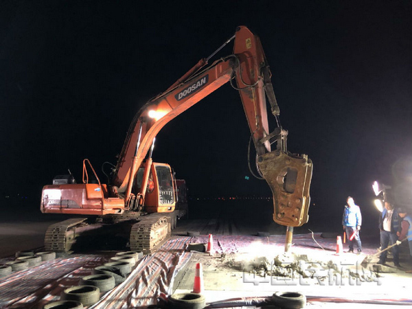 呼和浩特机场完成跑道换板维修不停航施工