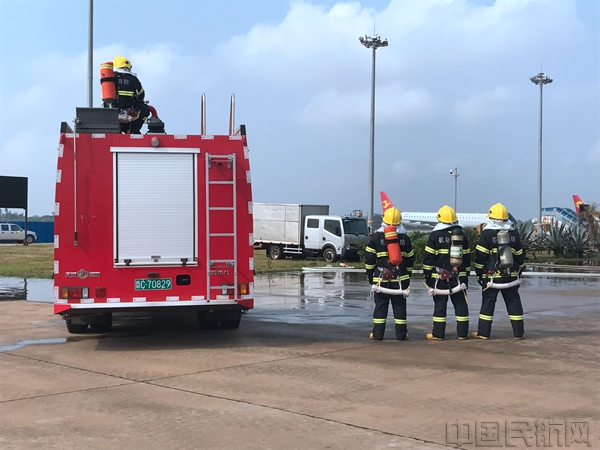美兰机场消防实训_副本.jpg