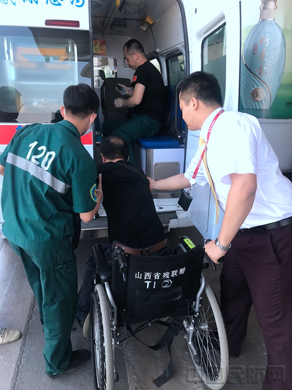 侯帅将旅客扶上急救车_副本.jpg 侯帅将旅客扶上急救车_副本.jpg