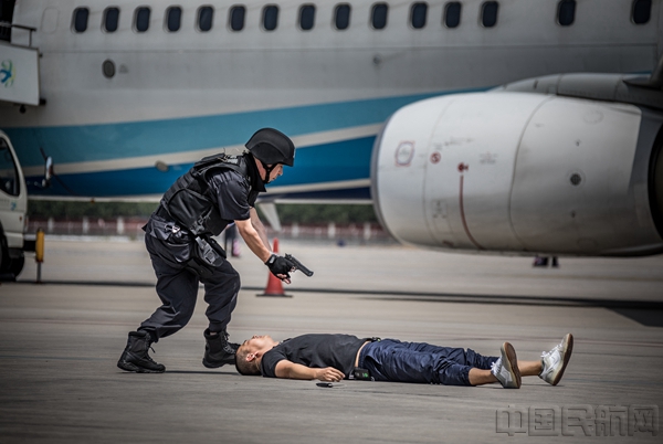 被击毙的歹徒,一名特警守护事发现场.jpg