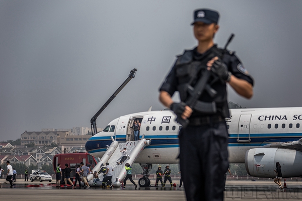 航空器降落后,机组人员放下了紧急滑梯,疏散旅客远离现场.jpg