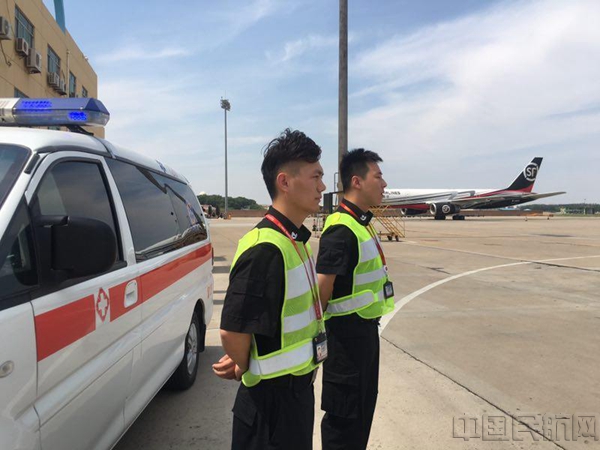 潍坊机场全力保障 顺利转运担架旅客(图)