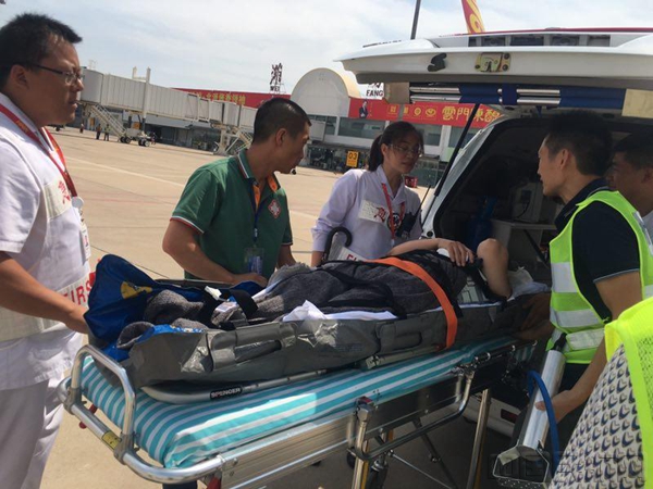 潍坊机场全力保障 顺利转运担架旅客(图)