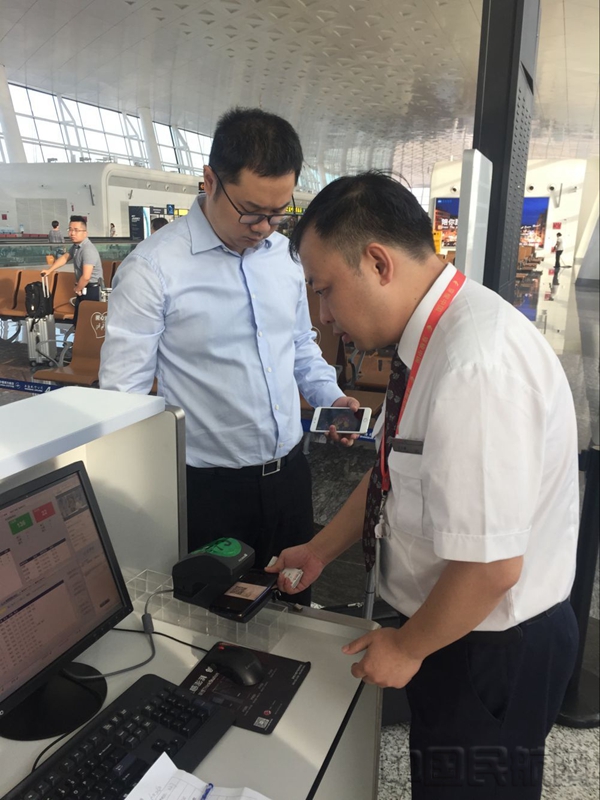 武汉天河机场启用无纸化乘机流程(图)