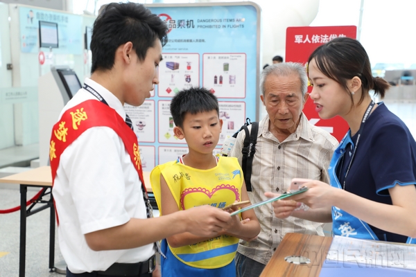 深圳机场迎来暑运无陪儿童乘机高峰(图)