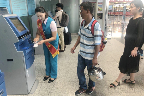 图:志愿者为第一次坐飞机的旅客办理乘机手续