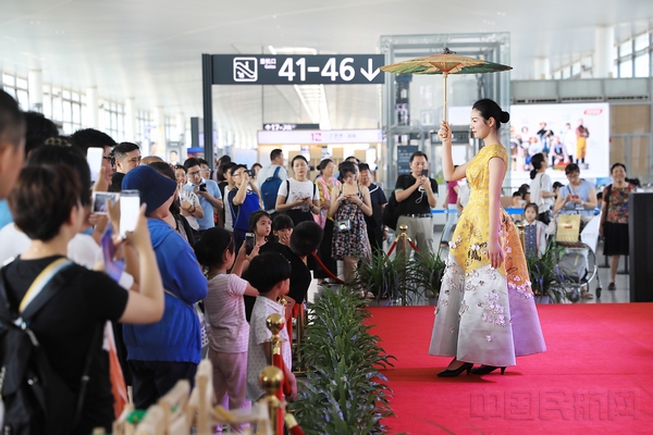 暑运期间南京禄口国际机场T2航站楼活动丰富多彩。房天翔 摄 (3).jpg