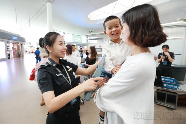 暑运返程高峰来到 房天翔 摄 (4).jpg 暑运返程高峰来到 房天翔 摄 (4).jpg