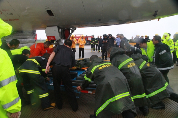 深圳机场启动航空器突发事件应急处置预案和故障航空器搬移预案，有序做好现场应急处置。.jpg