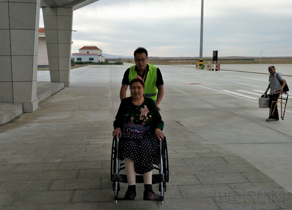 富蕴机场践行真情服务，积极做好轮椅旅客保障工作.jpg