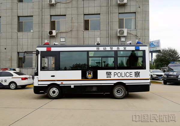 图:新亮相的“移动警务室” 摄影:邱敏.jpg 图:新亮相的“移动警务室” 摄影:邱敏.jpg