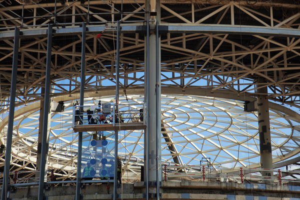 工人将玻璃嵌入航站楼钢结构框架内3.jpg