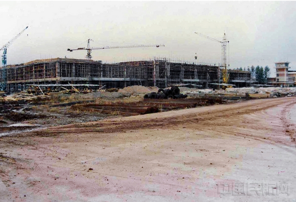 11、延吉机场改扩建工程于1993年10月开工,1997年4月竣工。图为建设施工场景。.jpg 11、延吉机场改扩建工程于1993年10月开工,1997年4月竣工。图为建设施工场景。.jpg