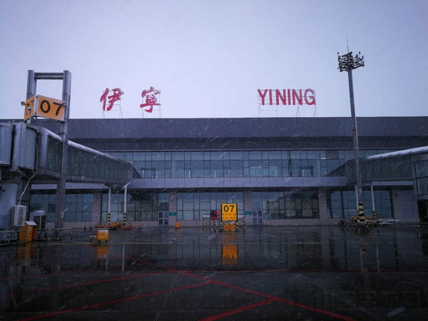 伊宁机场迎来今冬首场降雪1.jpg